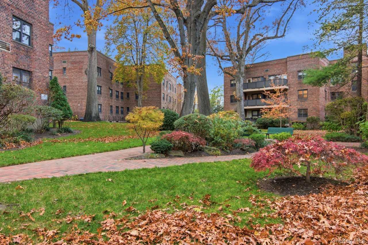 #15 photo, 52 Brompton Road, Great Neck , NY 11021