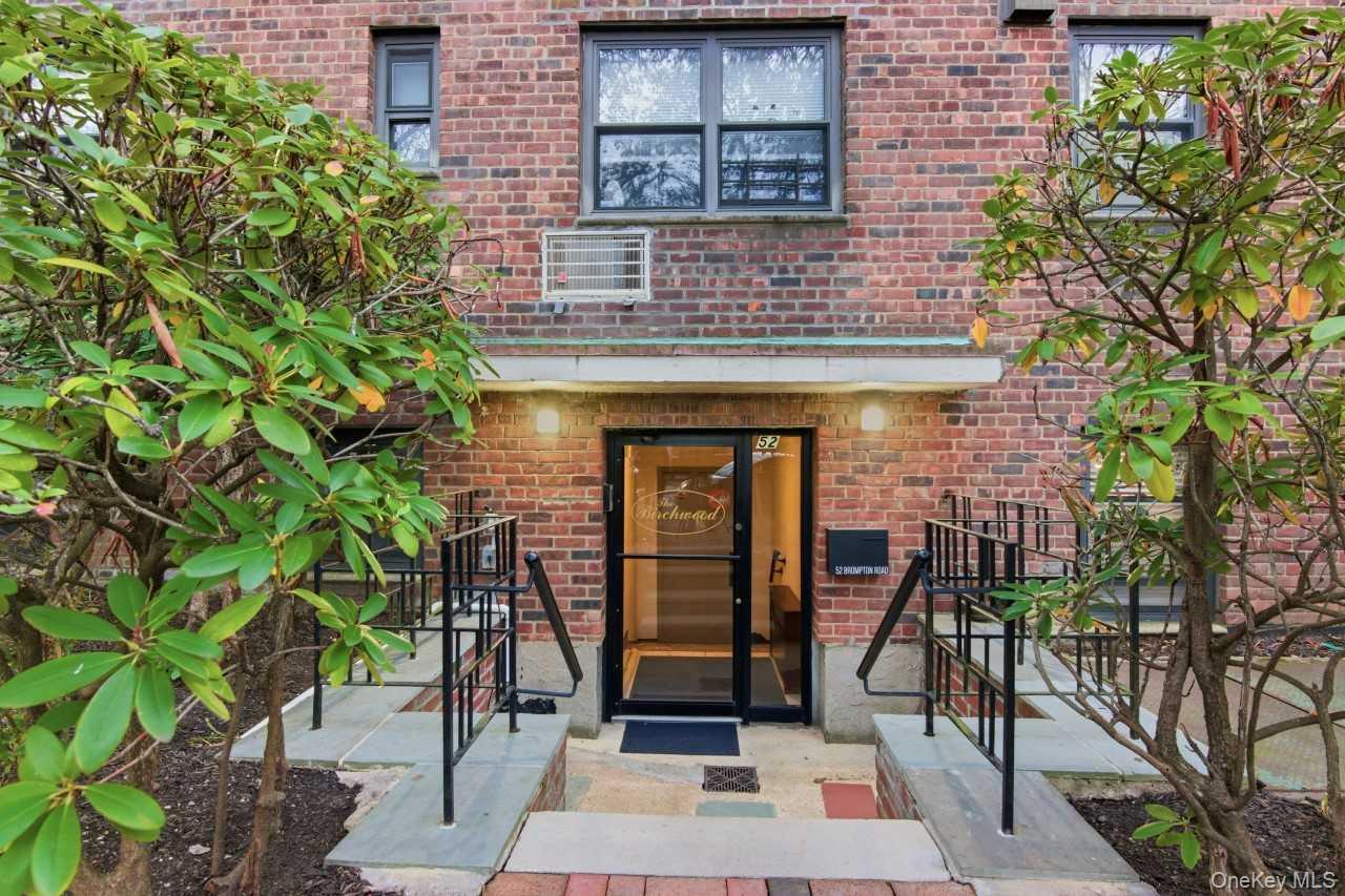 #2 photo, 52 Brompton Road, Great Neck , NY 11021