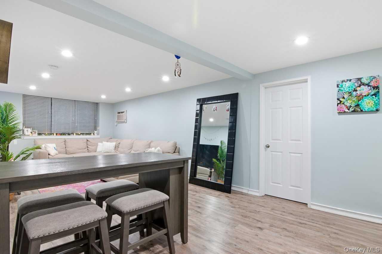 #6 photo, 52 Brompton Road, Great Neck , NY 11021