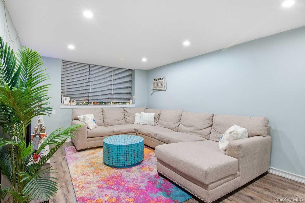 #8 photo, 52 Brompton Road, Great Neck , NY 11021