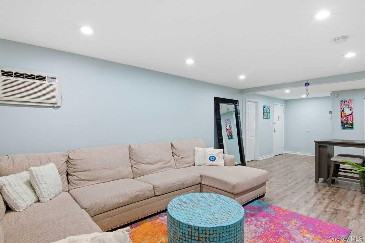 #9 photo, 52 Brompton Road, Great Neck , NY 11021