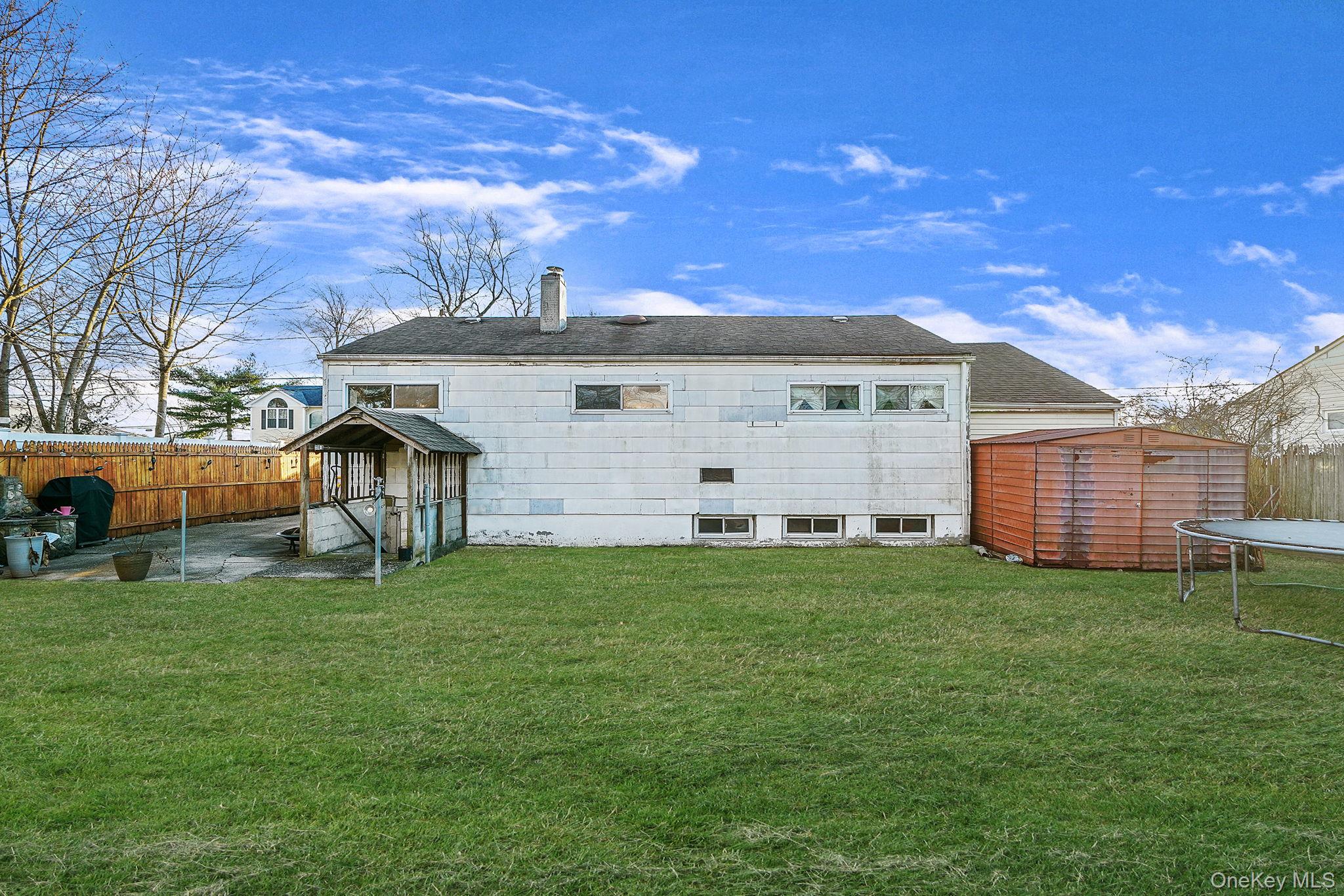 #5 photo, 13 Hewes Street, Саффолк ‖ Brentwood , NY 11717