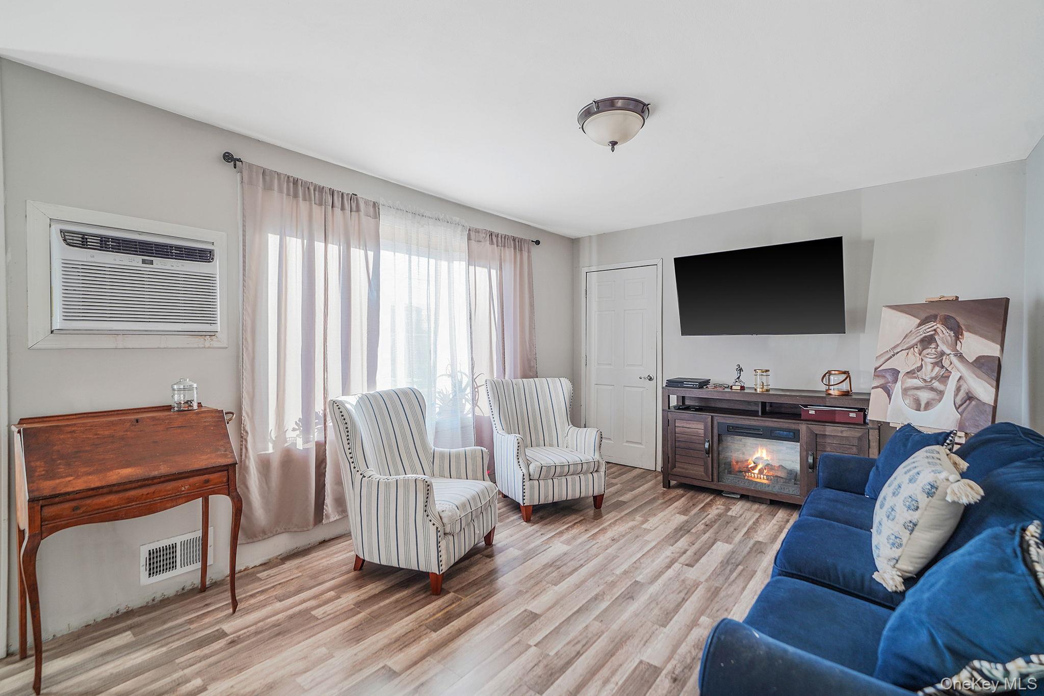 #8 photo, 13 Hewes Street, Саффолк ‖ Brentwood , NY 11717