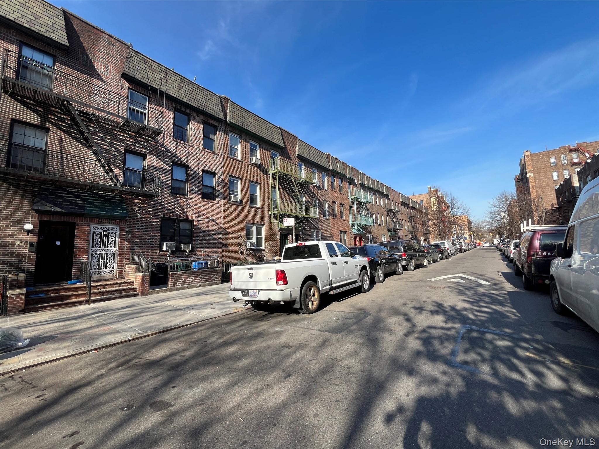 #3 photo, 4722 45th Street, कुईंस Sunnyside , NY 11377
