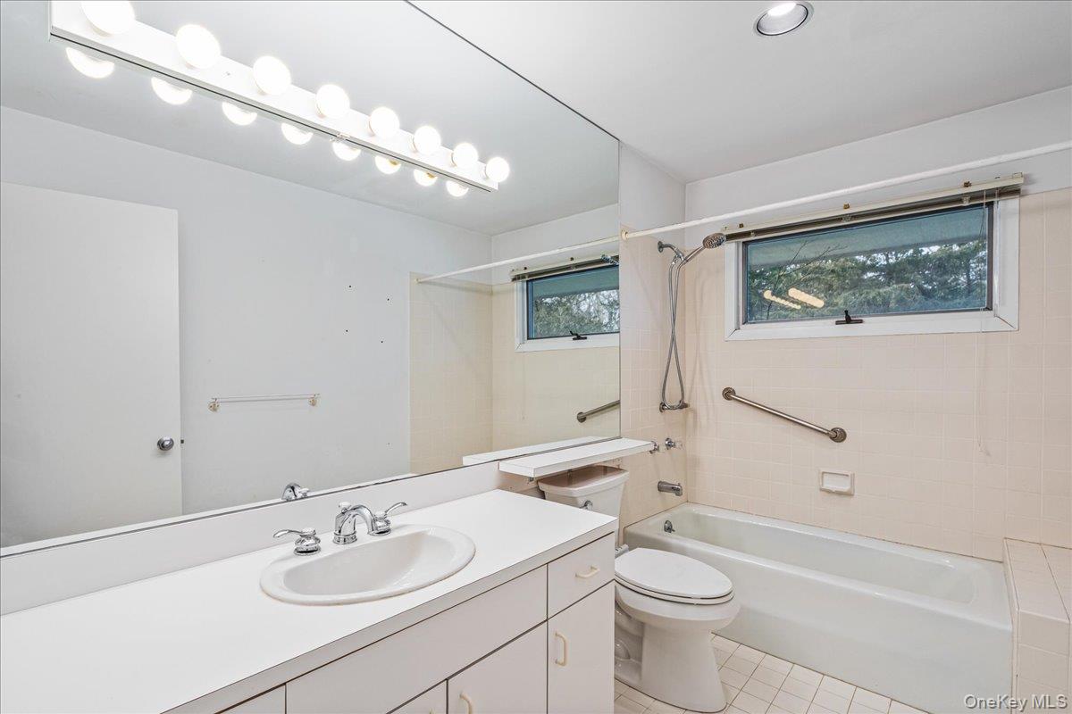 #19 photo, Westhampton, Westhampton , NY 11977