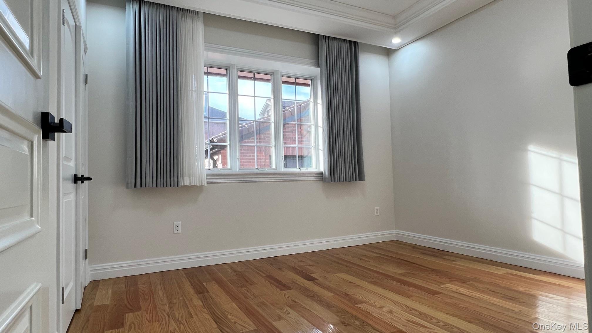 #9 photo, 3520 215th Place, קווינס Bayside , NY 11361