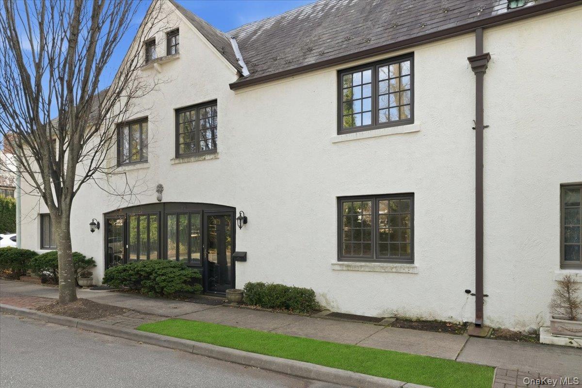 #1 photo, 40 Franklin Court, Garden City , NY 11530