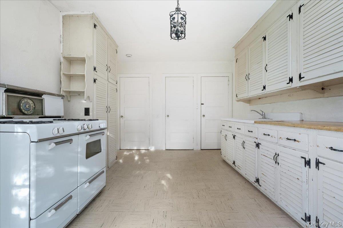 #14 photo, 40 Franklin Court, Garden City , NY 11530