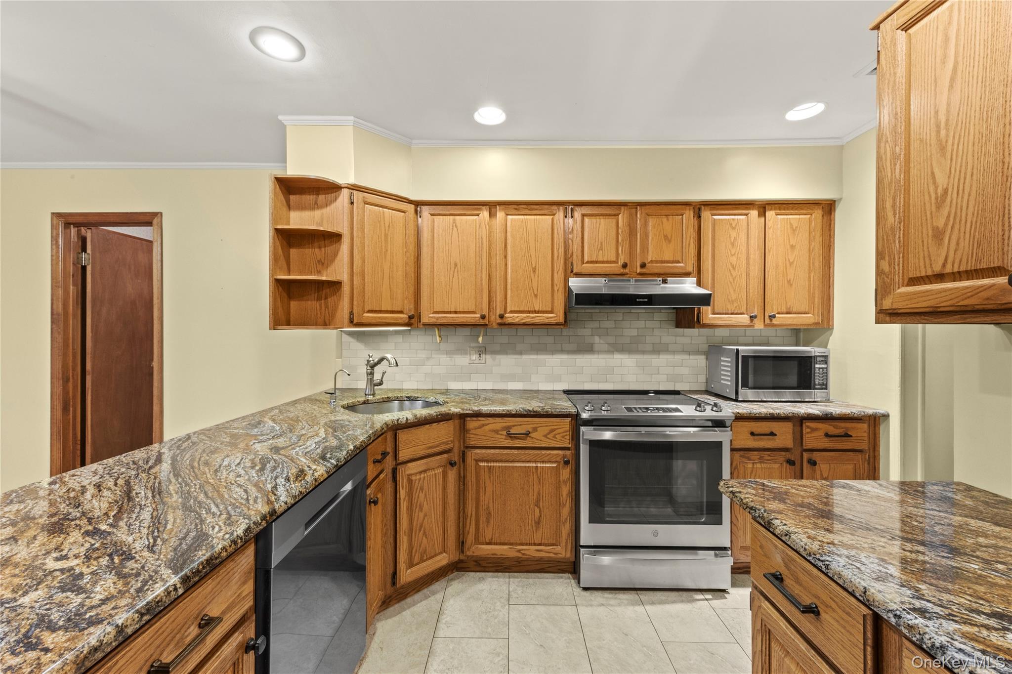 #10 photo, 2474 Margaret Street, नासाउ काउंटी Bellmore , NY 11710