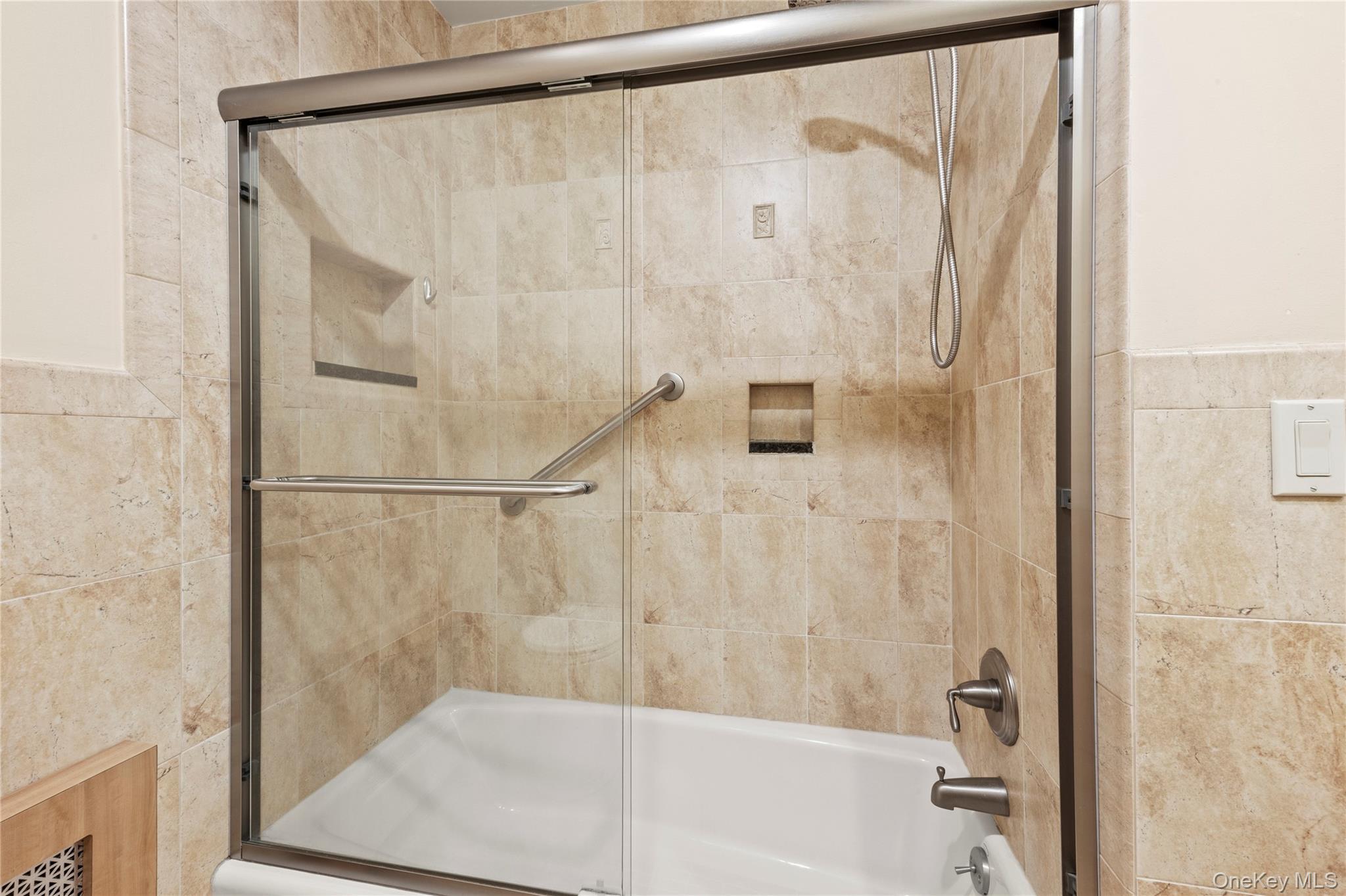 #12 photo, 2474 Margaret Street, नासाउ काउंटी Bellmore , NY 11710