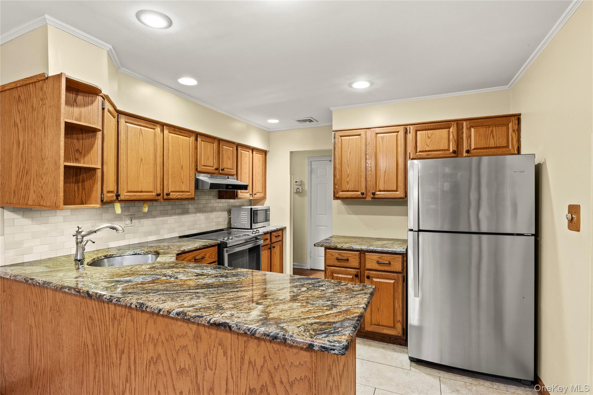 #8 photo, 2474 Margaret Street, नासाउ काउंटी Bellmore , NY 11710