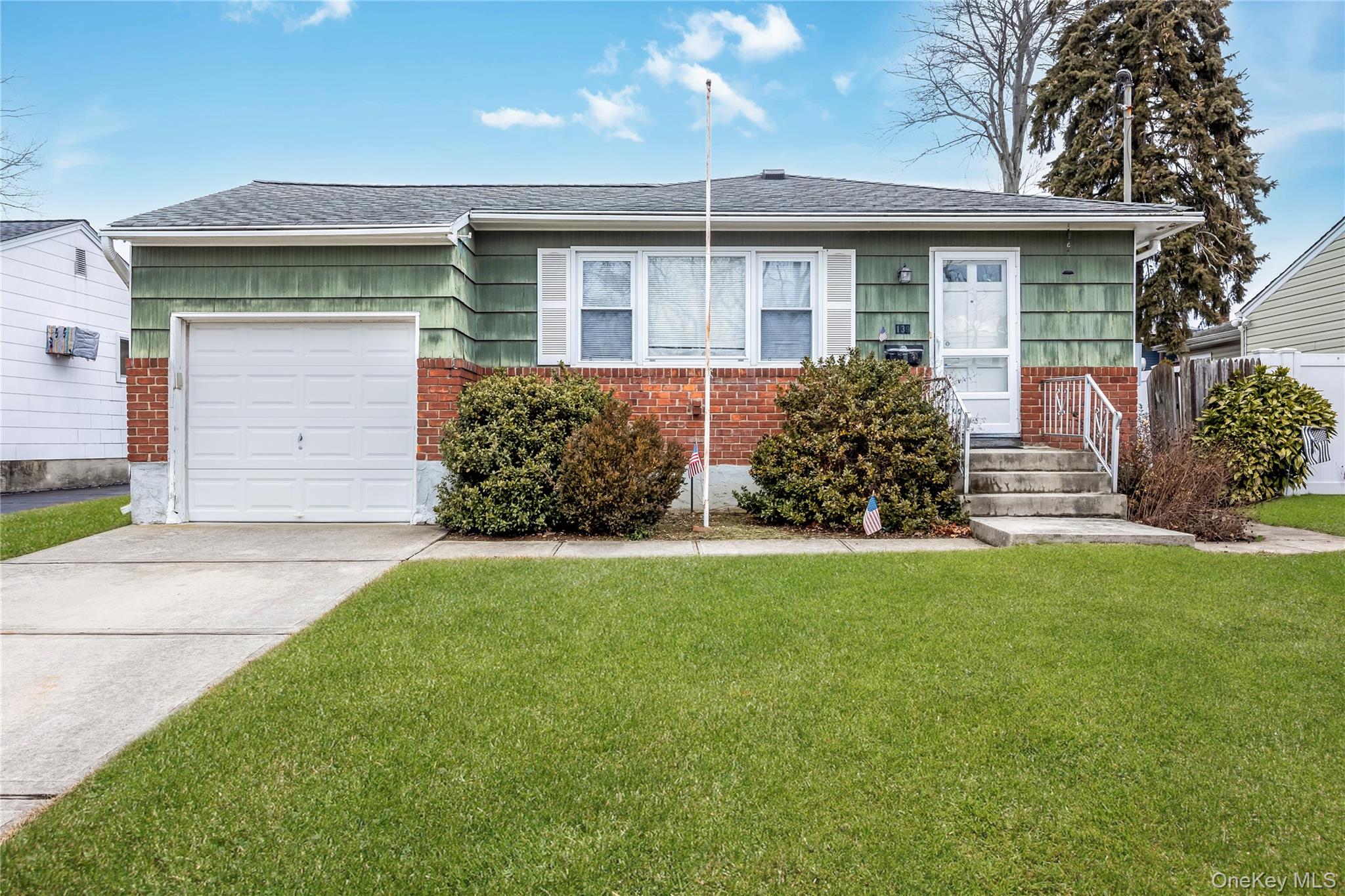 #1 photo, 139 N Cedar Street, नासाउ काउंटी Massapequa , NY 11758