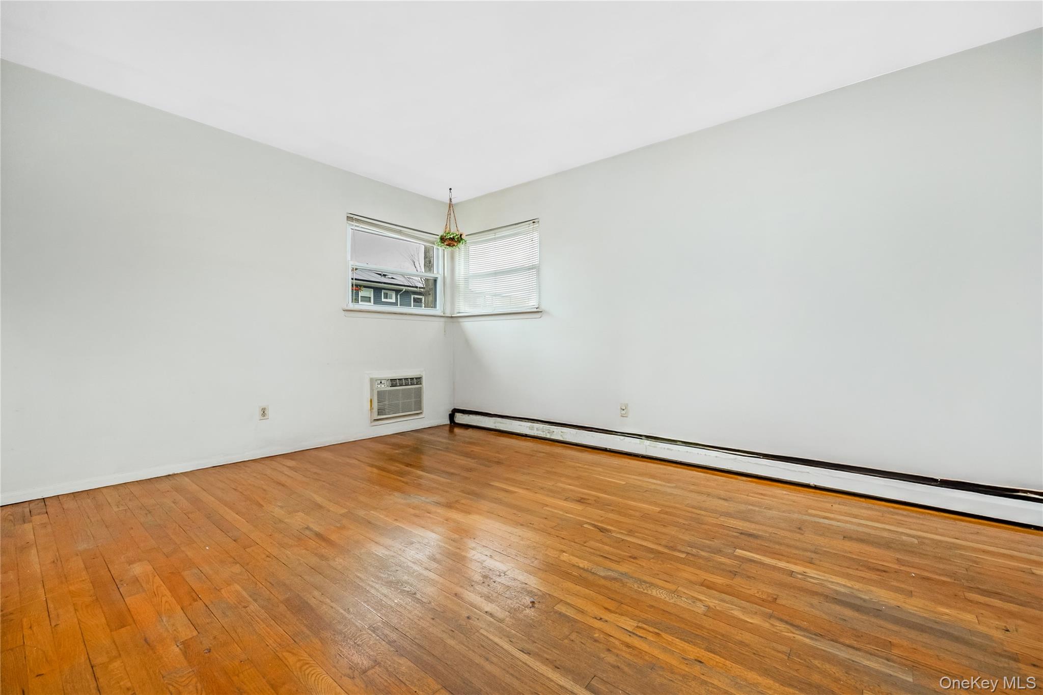 #13 photo, 139 N Cedar Street, नासाउ काउंटी Massapequa , NY 11758