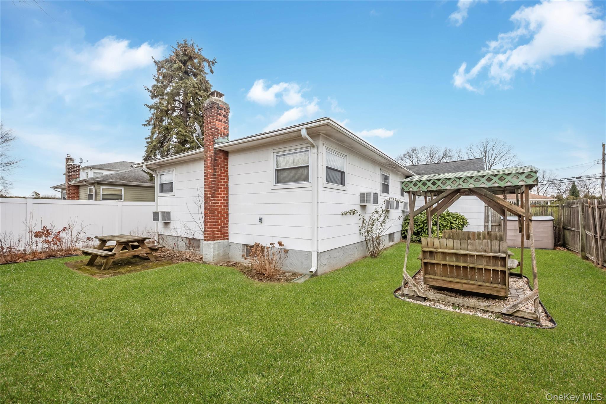 #17 photo, 139 N Cedar Street, नासाउ काउंटी Massapequa , NY 11758