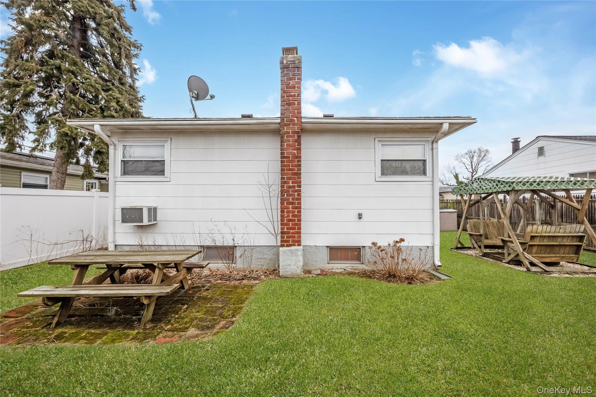 #19 photo, 139 N Cedar Street, नासाउ काउंटी Massapequa , NY 11758