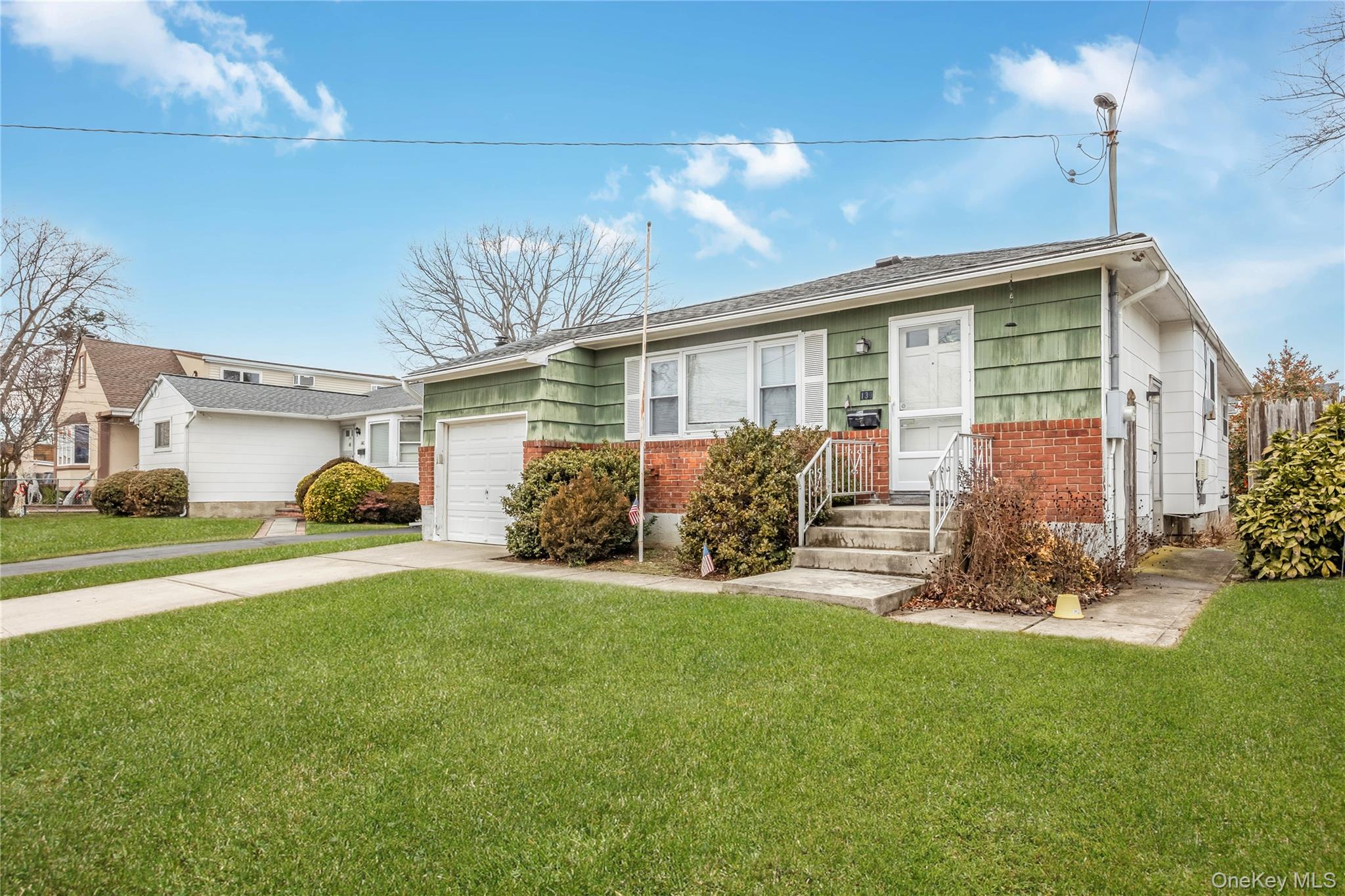 #2 photo, 139 N Cedar Street, नासाउ काउंटी Massapequa , NY 11758