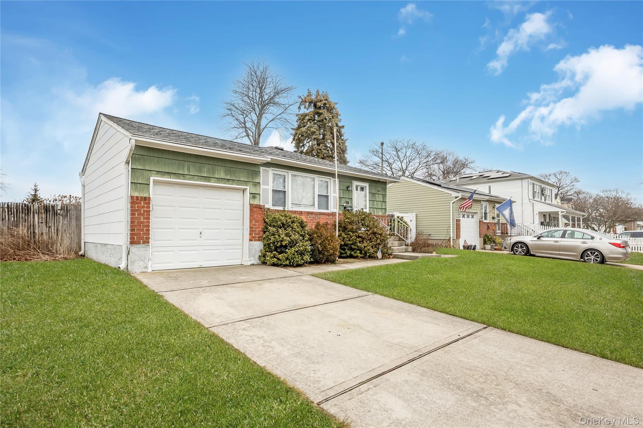 #3 photo, 139 N Cedar Street, नासाउ काउंटी Massapequa , NY 11758