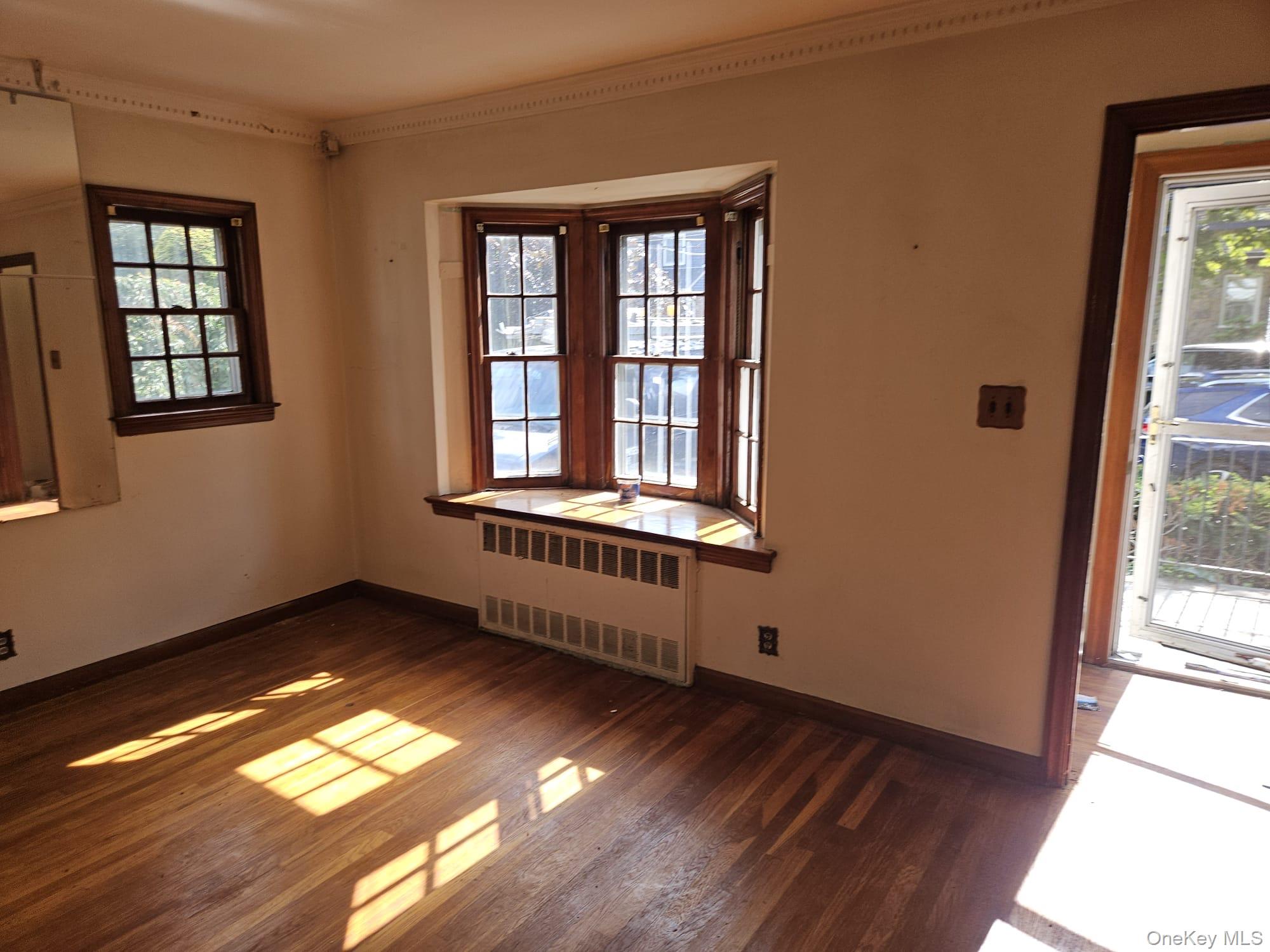 #1 photo, 48 Winthrop Street, מחוז נסאו New Hyde Park , NY 11040