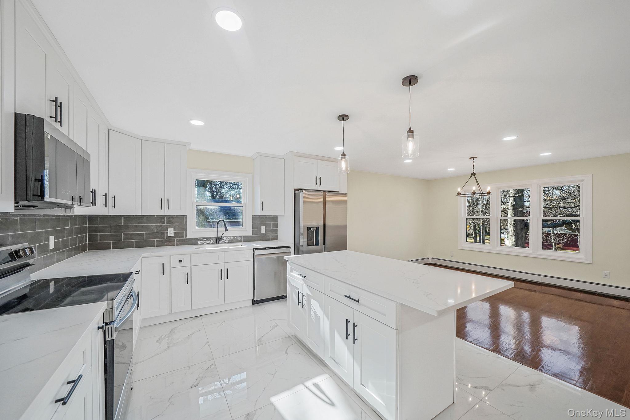 #3 photo, 95 Berkshire Drive, सफ़ोक काउंटी Farmingville , NY 11738