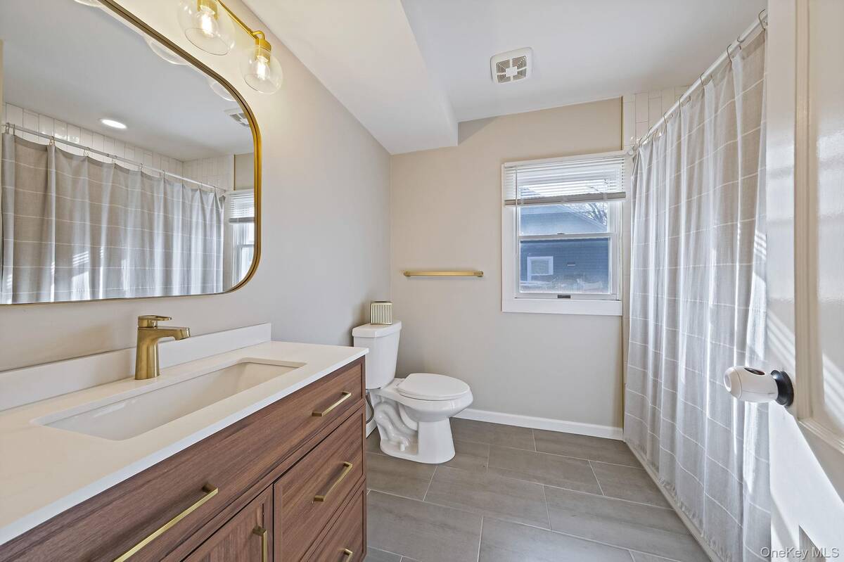 #20 photo, 114 Monroe Avenue, מחוז סאפוק Patchogue , NY 11772