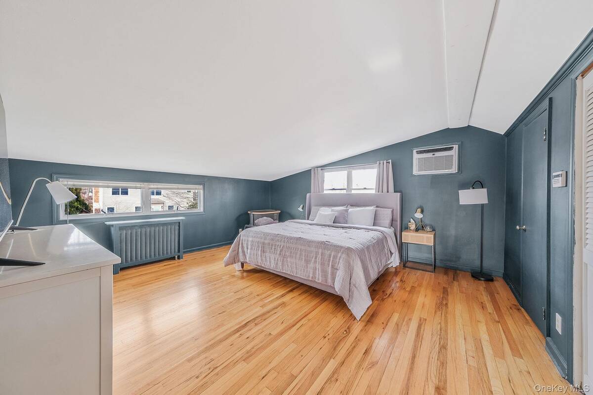 #24 photo, 114 Monroe Avenue, מחוז סאפוק Patchogue , NY 11772