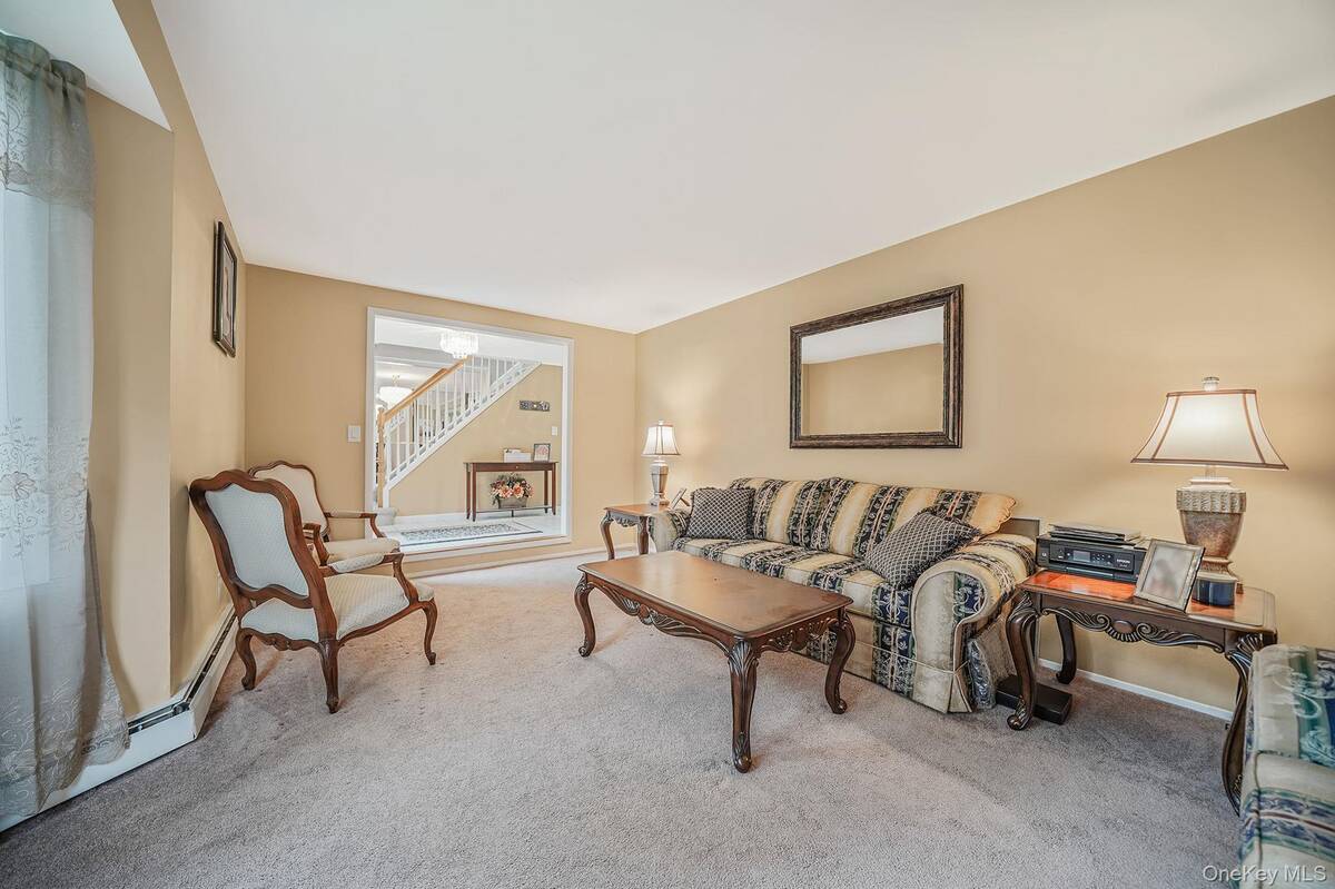 #13 photo, 24 Oakdale Avenue, सफ़ोक काउंटी Farmingville , NY 11738