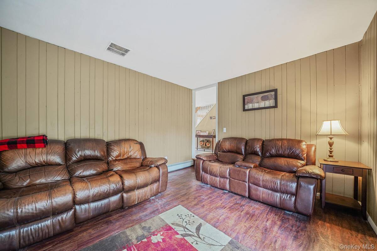 #16 photo, 24 Oakdale Avenue, सफ़ोक काउंटी Farmingville , NY 11738