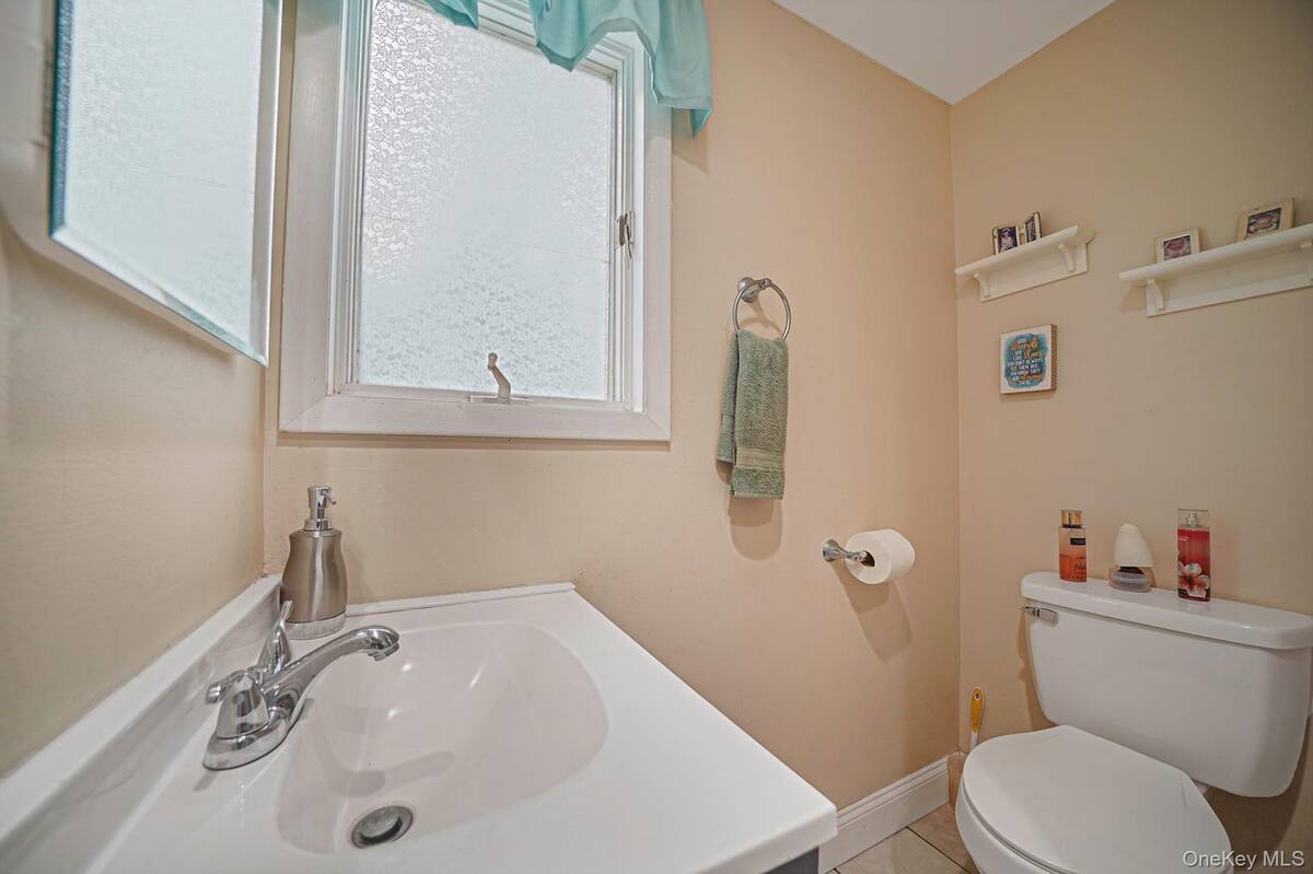 #18 photo, 24 Oakdale Avenue, सफ़ोक काउंटी Farmingville , NY 11738