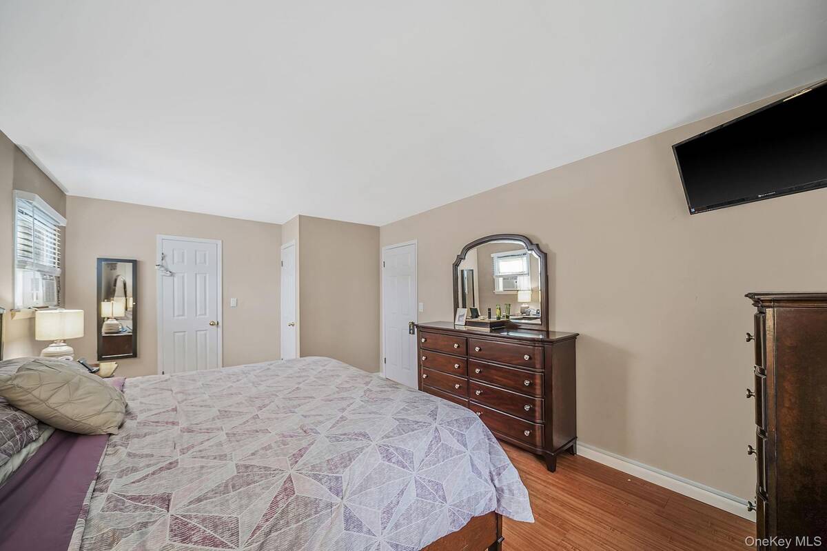 #20 photo, 24 Oakdale Avenue, सफ़ोक काउंटी Farmingville , NY 11738