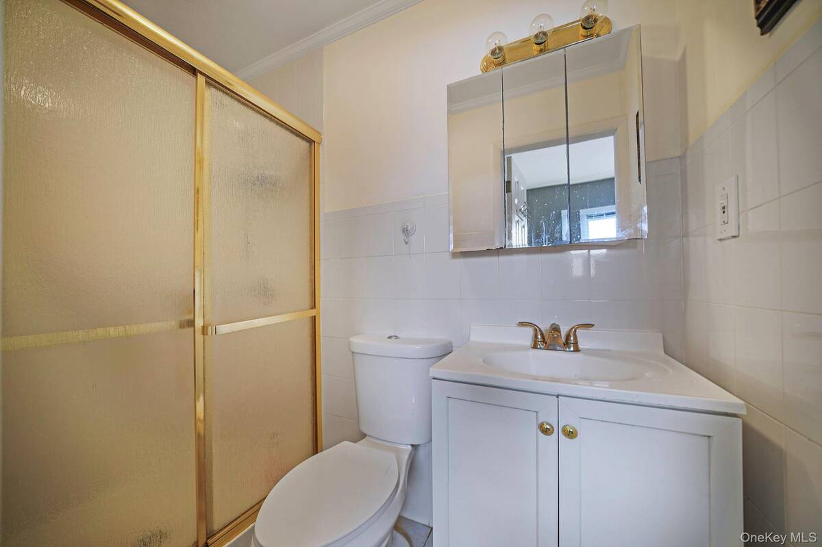 #21 photo, 24 Oakdale Avenue, सफ़ोक काउंटी Farmingville , NY 11738