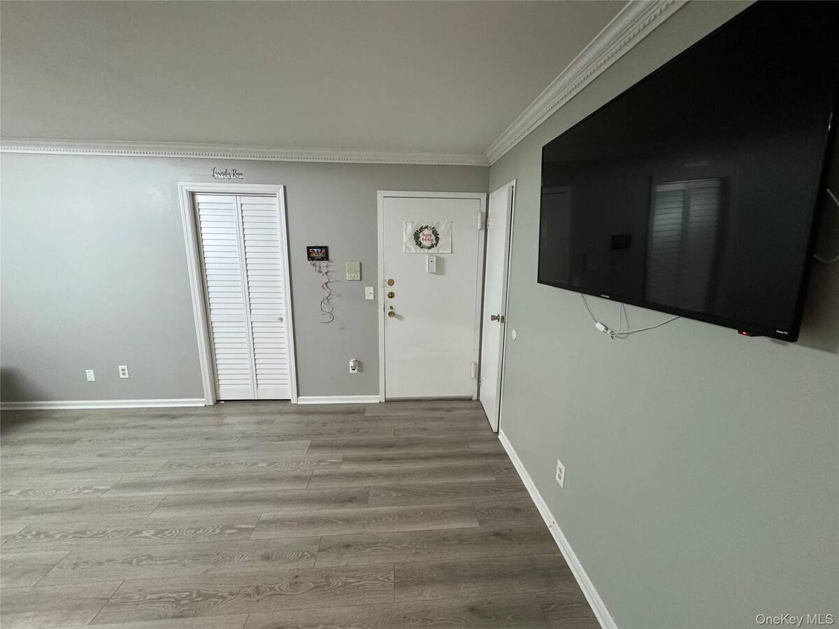 #19 photo, 100 Hawthorne Avenue, 롱 아일랜드 Central Islip , NY 11722