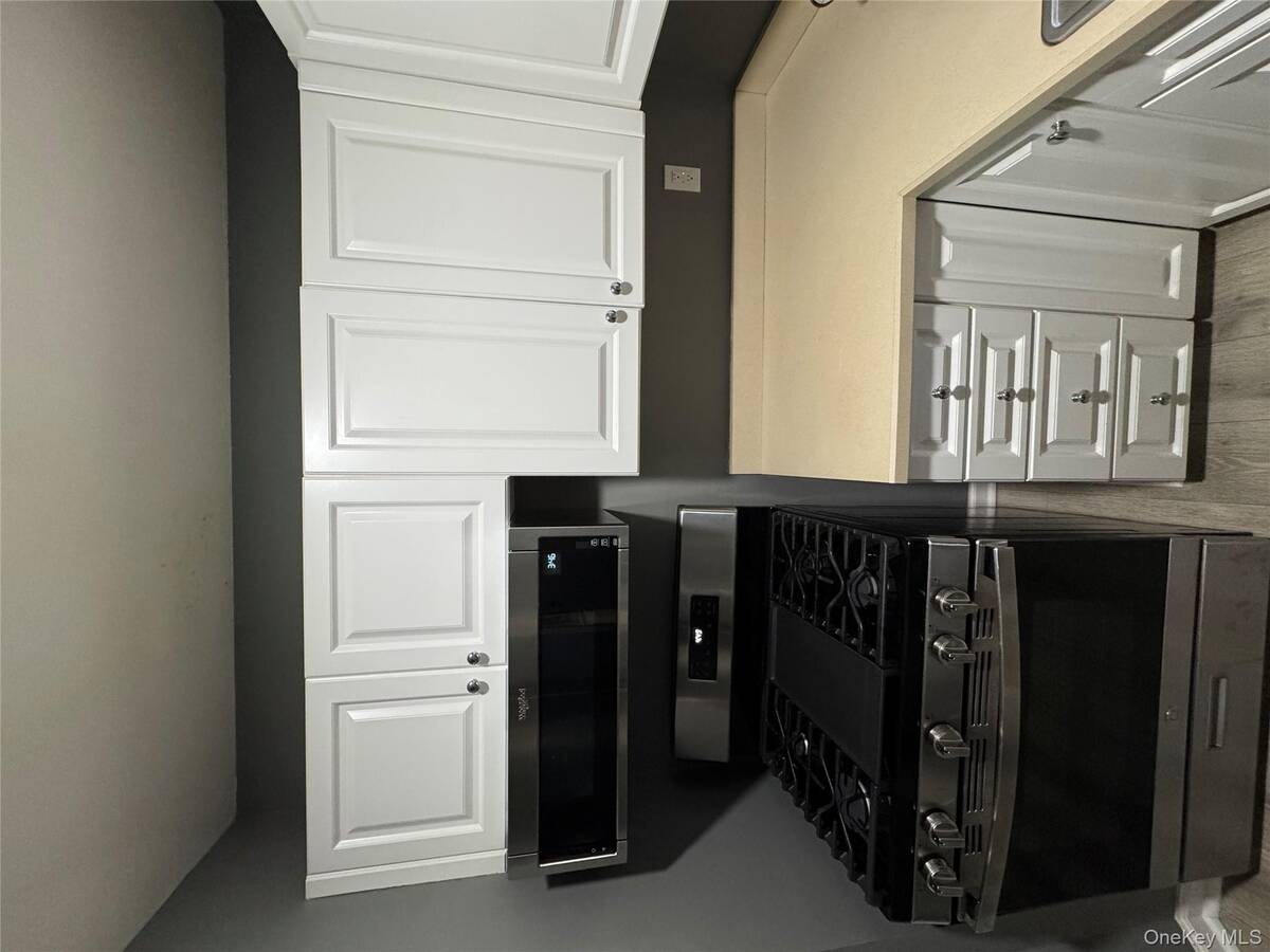 #8 photo, 100 Hawthorne Avenue, 롱 아일랜드 Central Islip , NY 11722