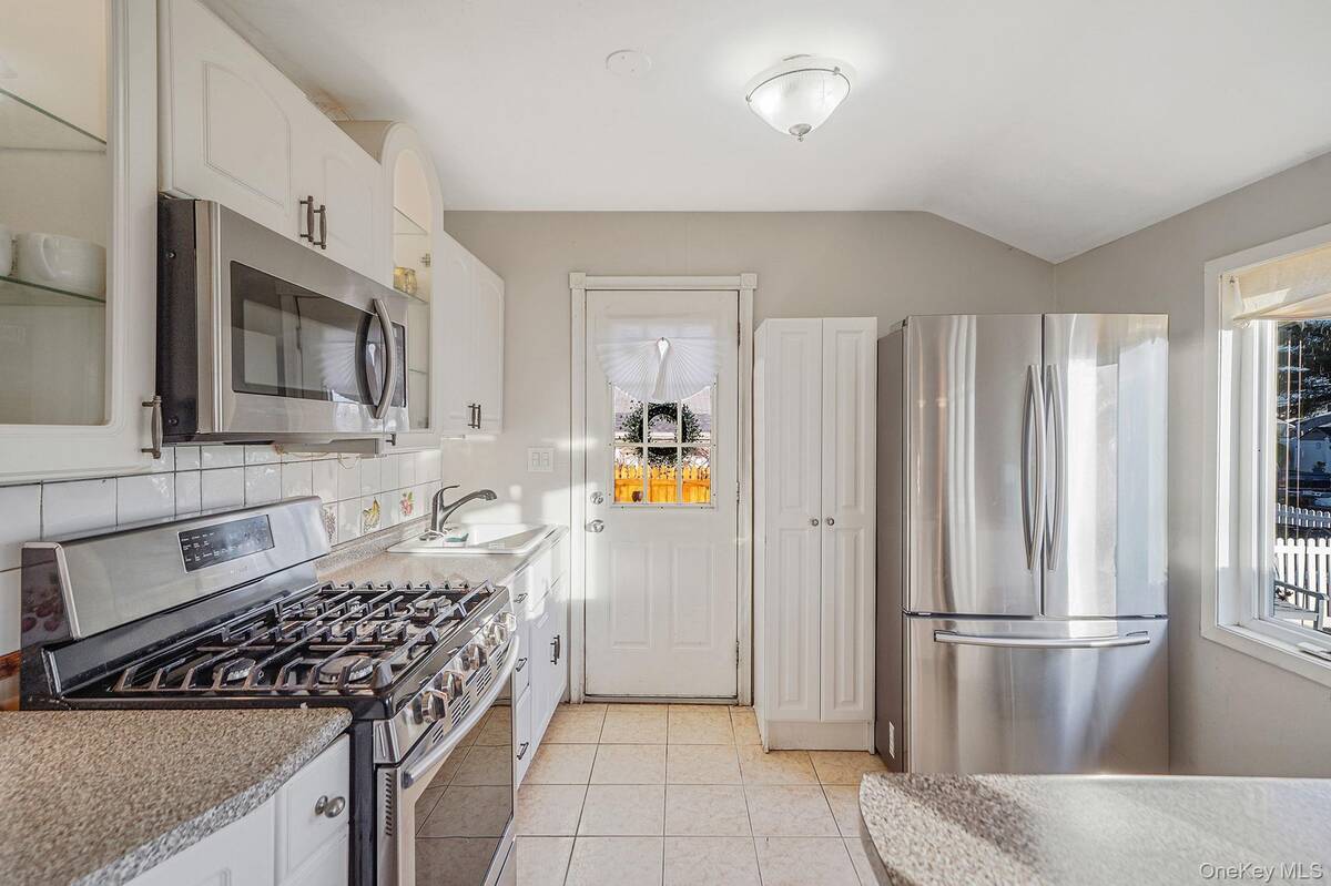 #12 photo, 13 Hewes Street, Саффолк ‖ Brentwood , NY 11717