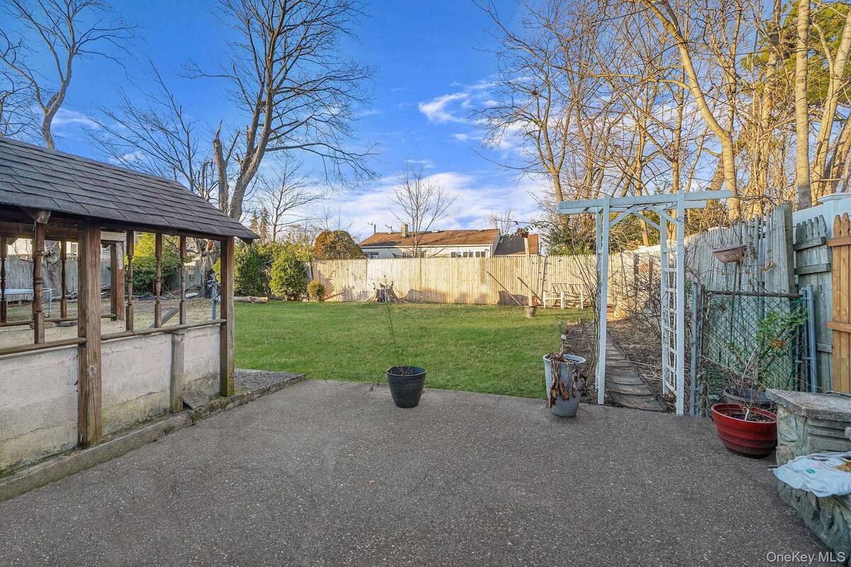 #3 photo, 13 Hewes Street, Саффолк ‖ Brentwood , NY 11717