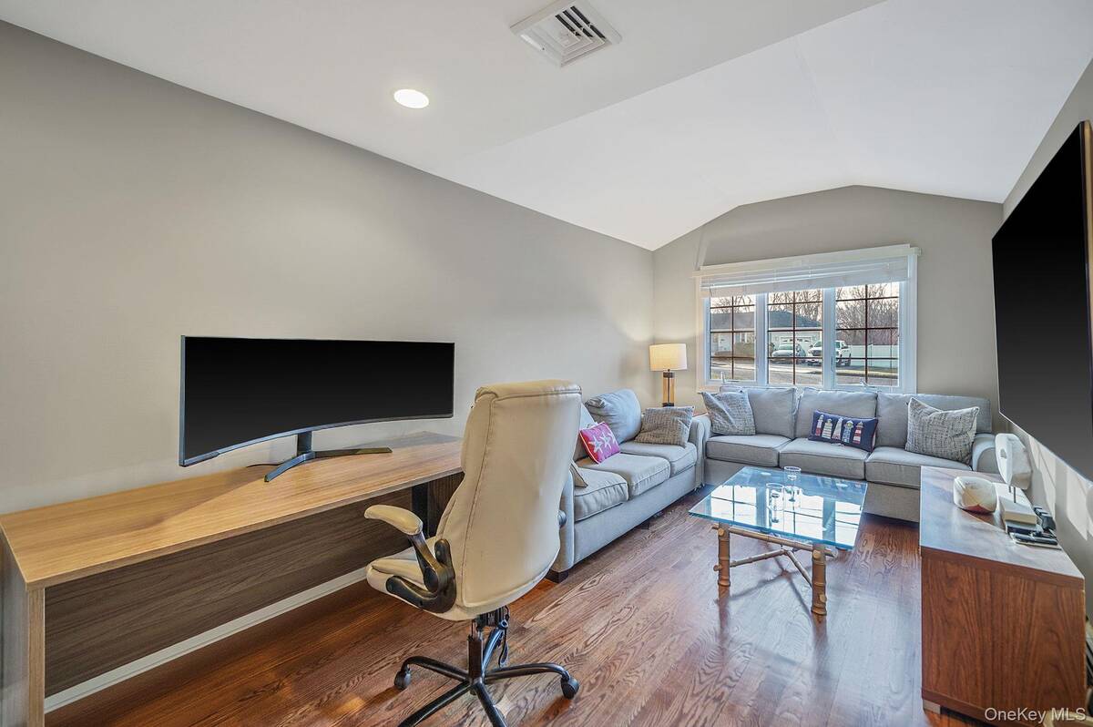 #12 photo, 39 13th Avenue, מחוז סאפוק Ronkonkoma , NY 11779