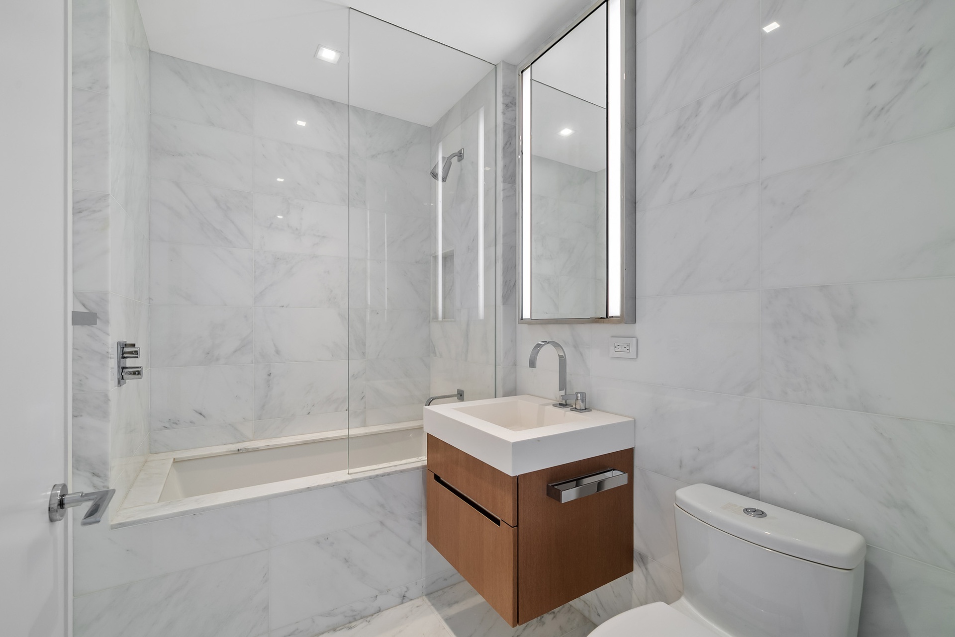 #19 photo, 1 W End Avenue, 맨해튼 Lincoln Square , NY 10023