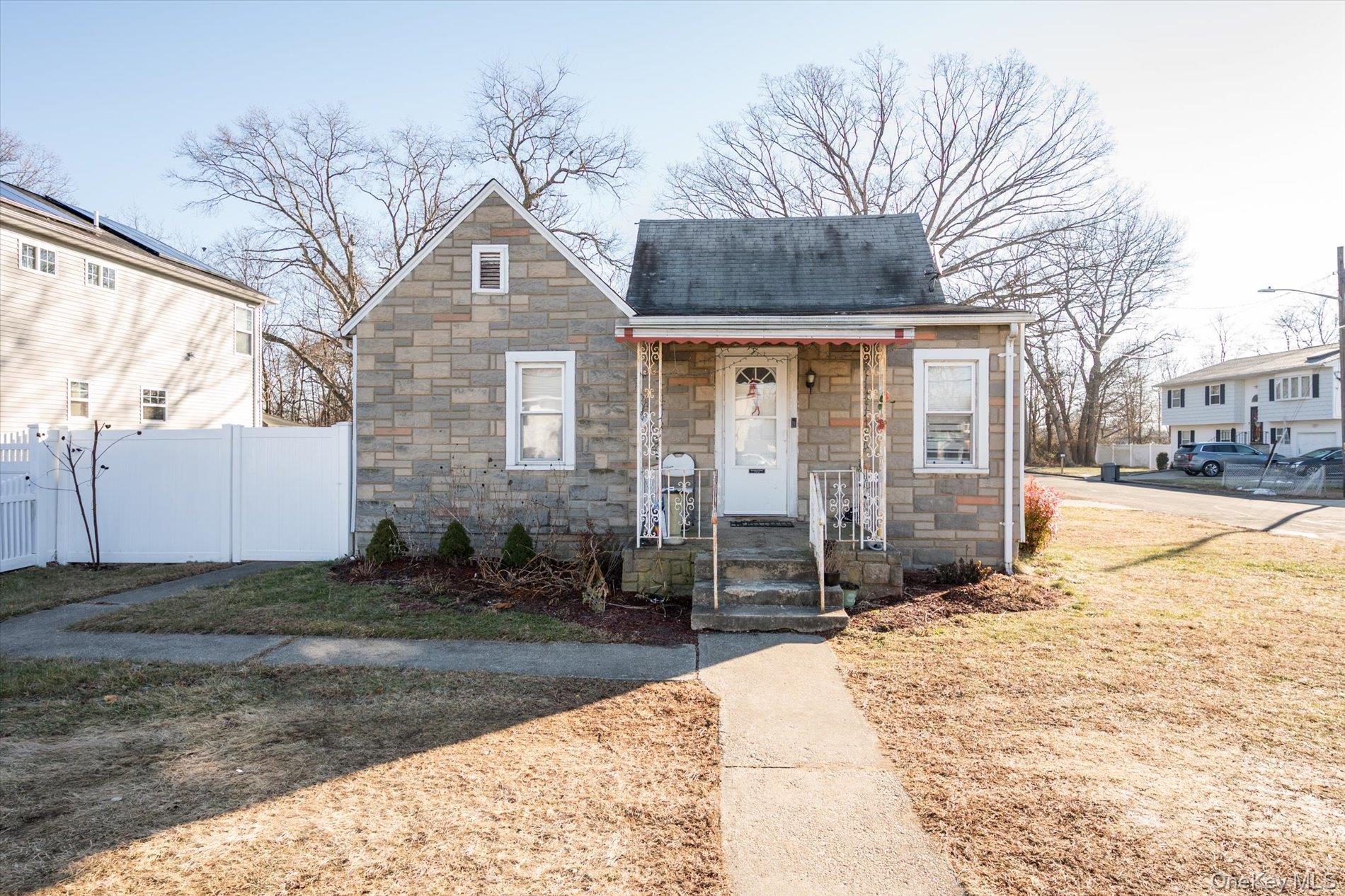 #1 photo, 283 Washington Avenue, Amityville , NY 11701