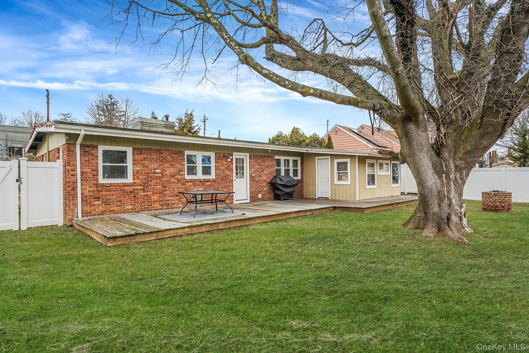 #17 photo, 66 W 10th Street, Huntington Station , NY 11746