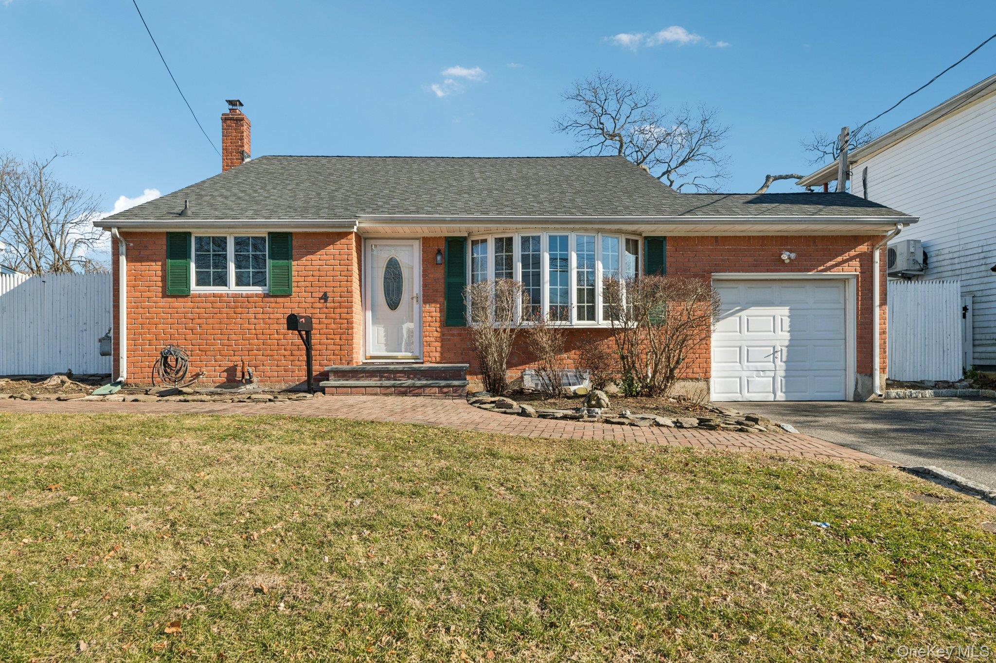 #1 photo, 4 Oakley Drive, सफ़ोक काउंटी Huntington Station , NY 11746