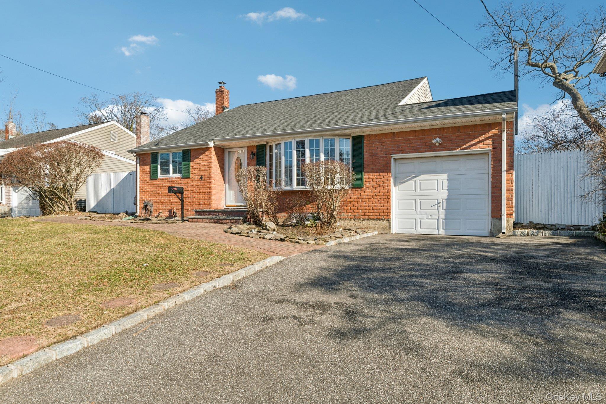 #2 photo, 4 Oakley Drive, सफ़ोक काउंटी Huntington Station , NY 11746