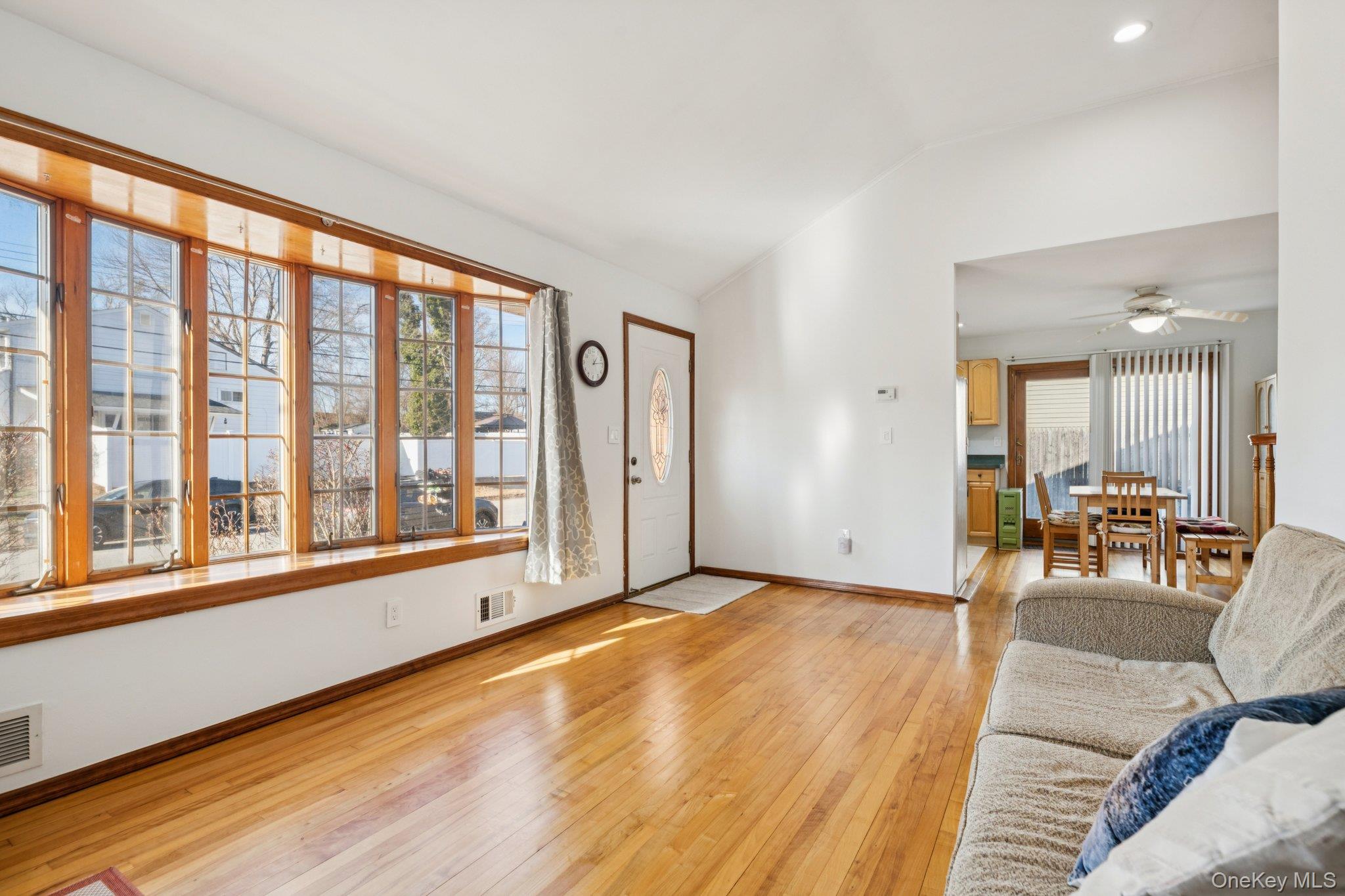 #4 photo, 4 Oakley Drive, सफ़ोक काउंटी Huntington Station , NY 11746