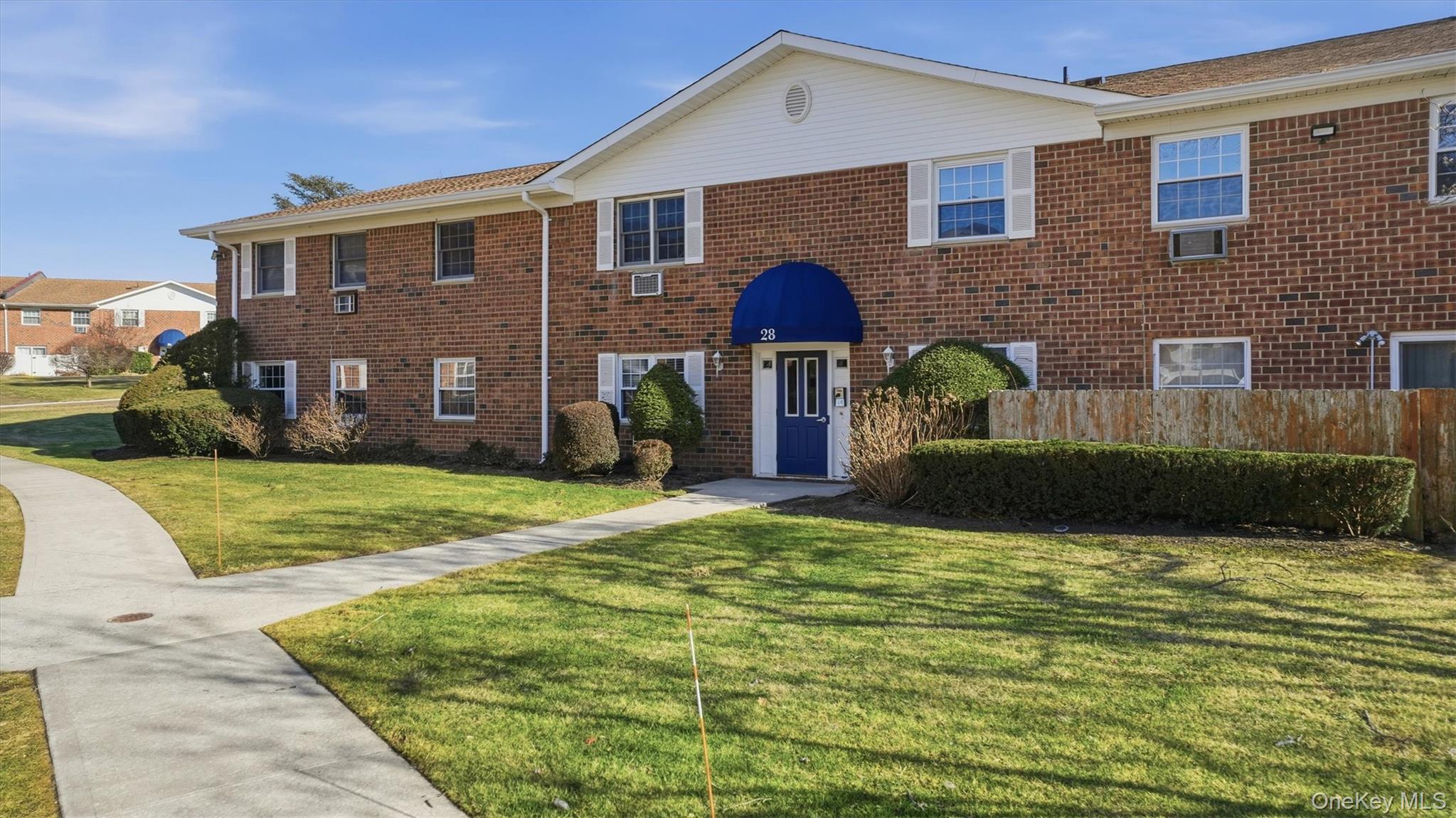 #1 photo, 460 Old Town Road, सफ़ोक काउंटी Port Jefferson Station , NY 11766