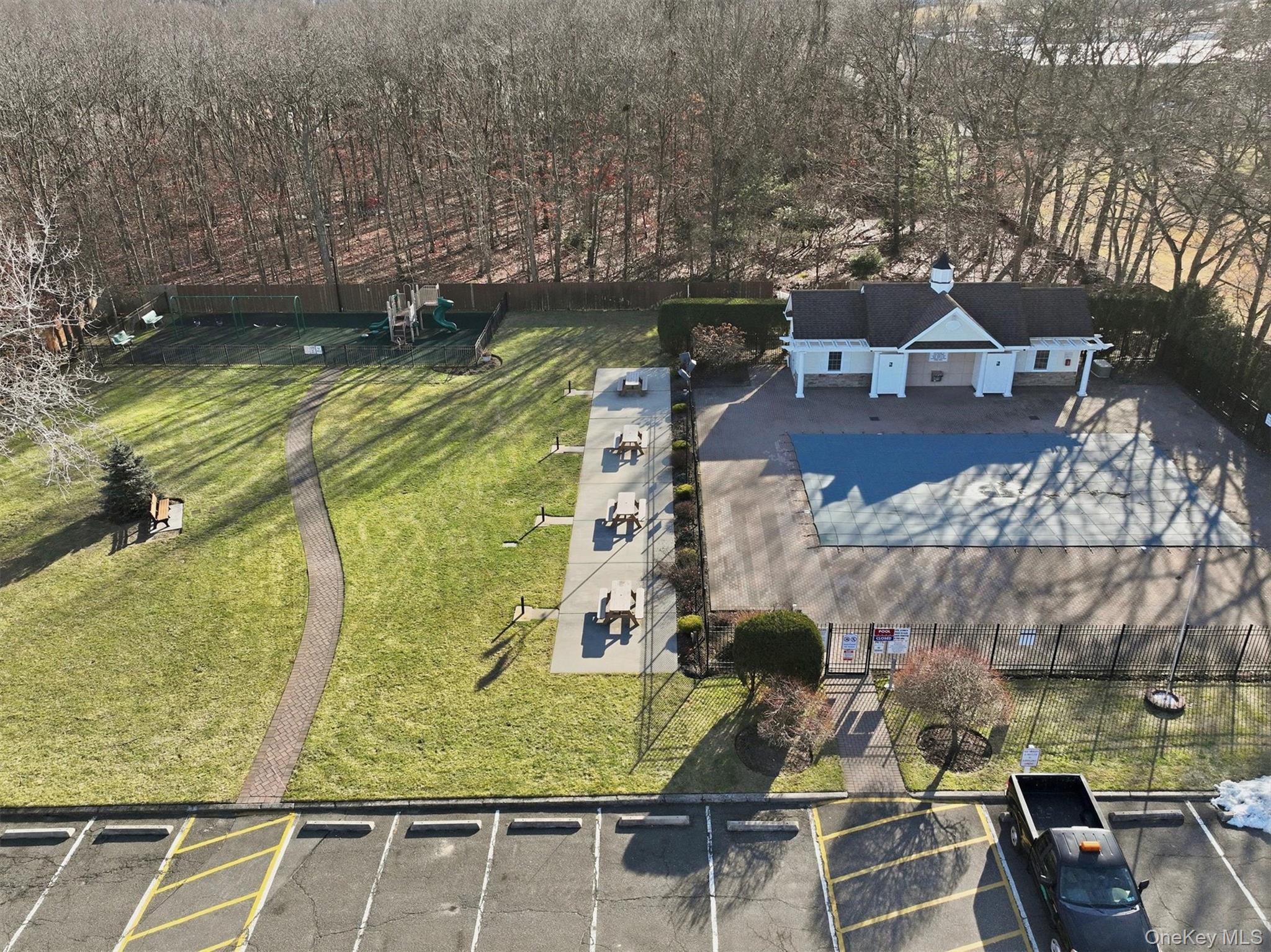 #20 photo, 460 Old Town Road, सफ़ोक काउंटी Port Jefferson Station , NY 11766