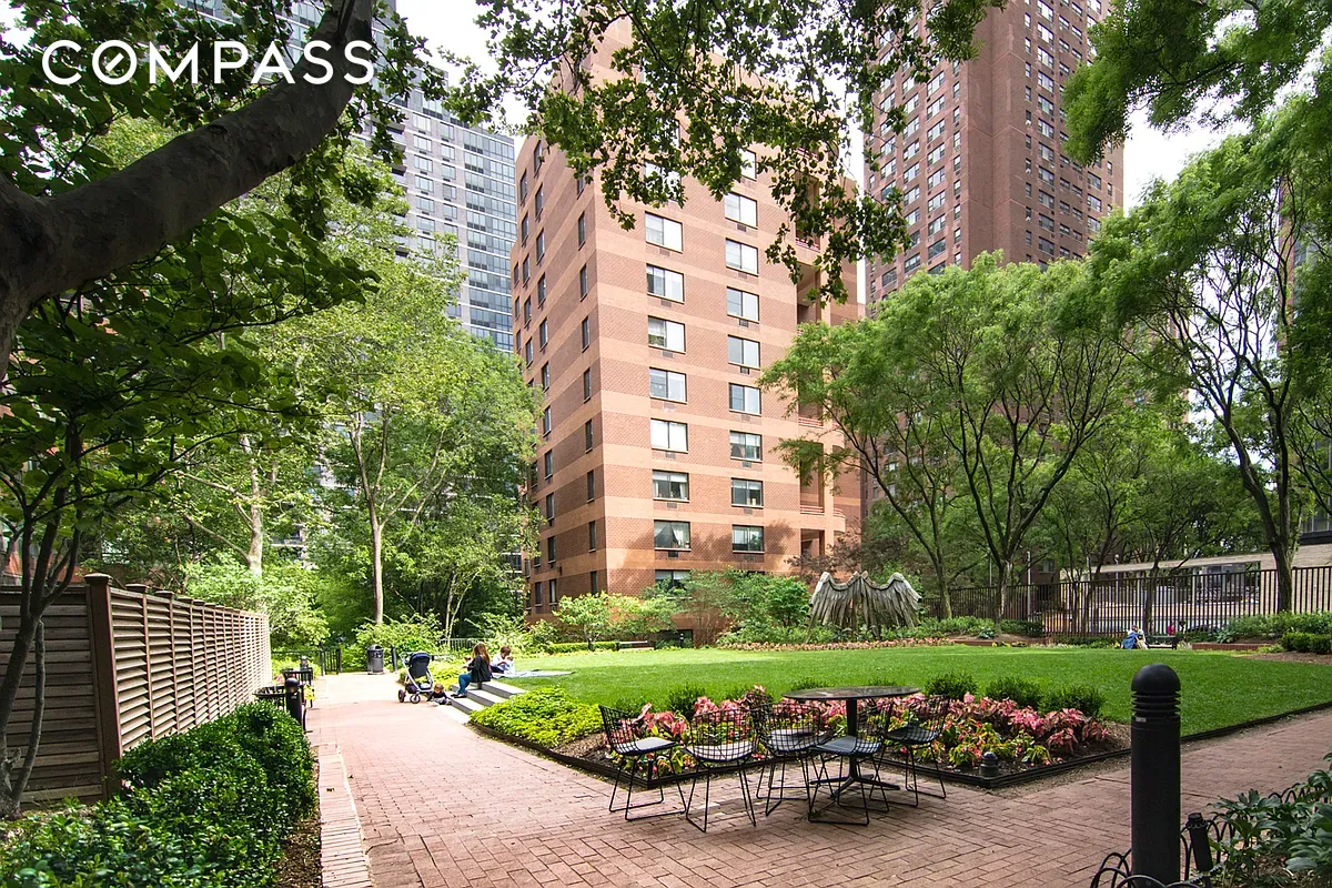 #13 photo, 200 E 94th Street, Upper East Side , NY 10128