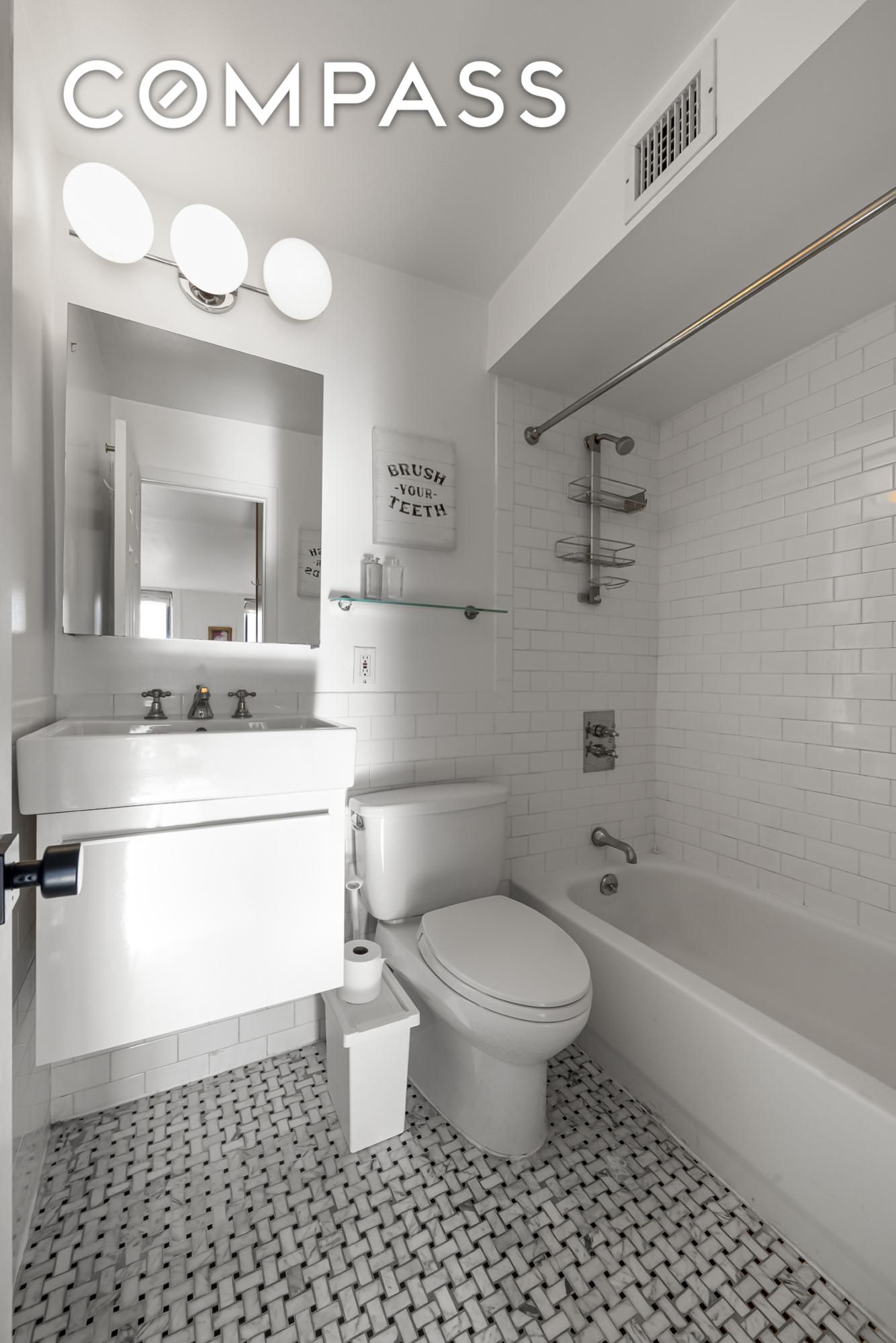 #12 photo, 504 E 6th Street, Манхэттен ‖ East Village , NY 10009