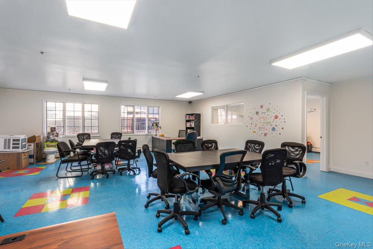 #10 photo, 62-48 Mt Olivet Crescent, Куинс ‖ Middle Village , NY 11379