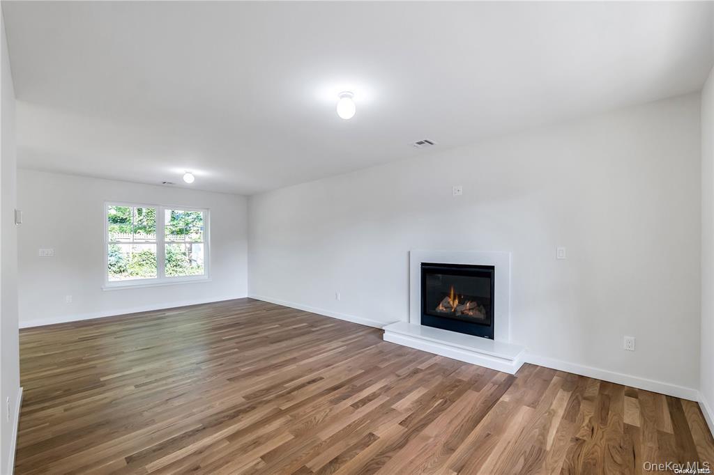 #19 photo, 65 Superior Street, מחוז סאפוק Port Jefferson Station , NY 11776