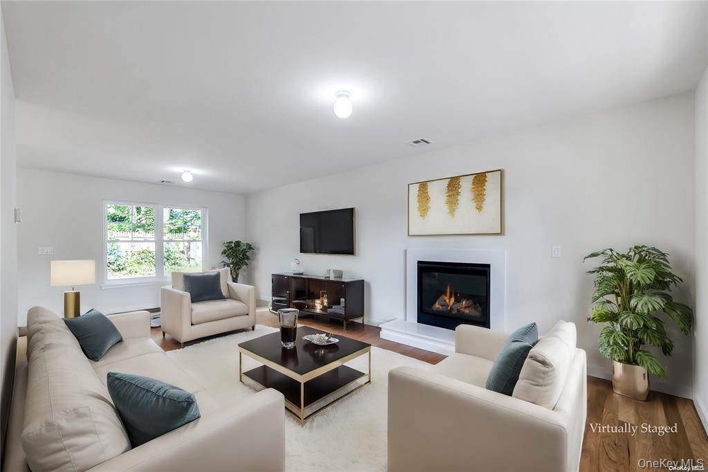 #20 photo, 65 Superior Street, מחוז סאפוק Port Jefferson Station , NY 11776