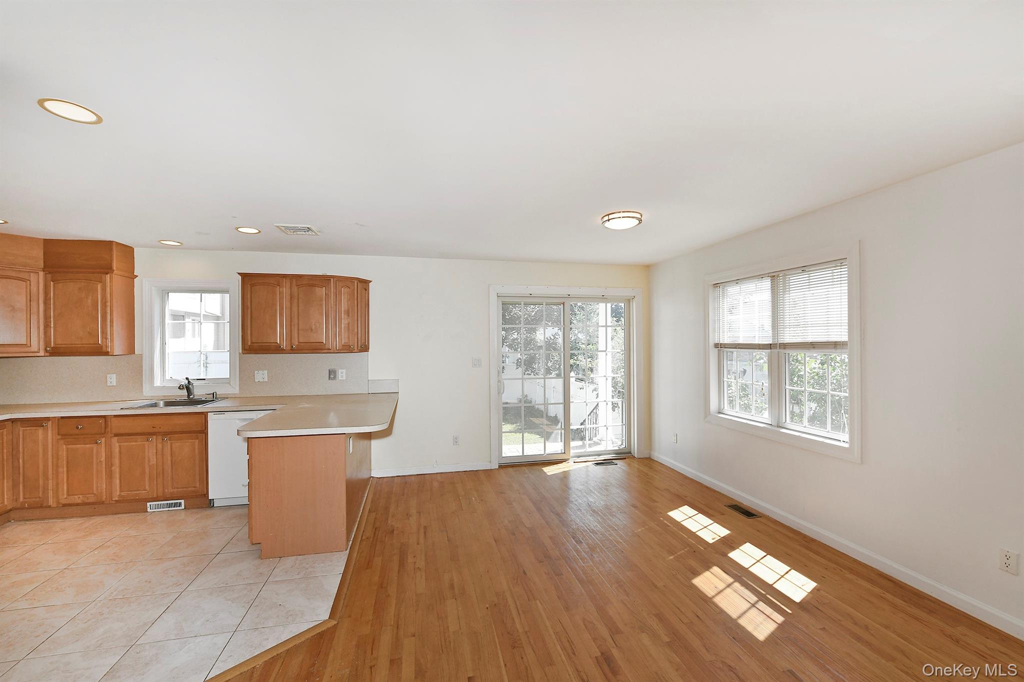 #7 photo, 16 Inwood Road, מחוז נסאו Port Washington , NY 11050