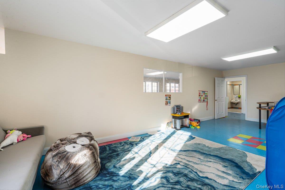 #12 photo, 62-48 Mt Olivet Crescent, Куинс ‖ Middle Village , NY 11379